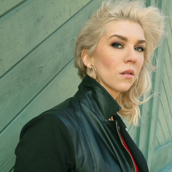 Meet your Posher, Tess! Aka Modern Bombshell. - Picture 2 of 8